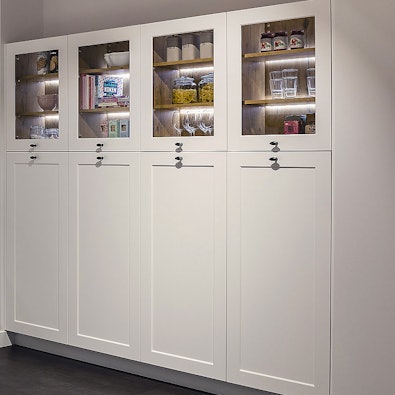 Sfeervolle hoge keukenkast