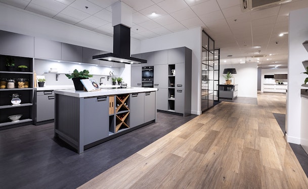 In onze showroom vind u complete keukens in elke stijl en opstelling.