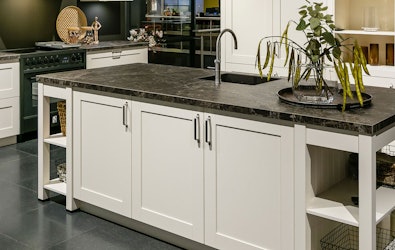 Showroom landelijke eilandkeuken met vitrinekasten