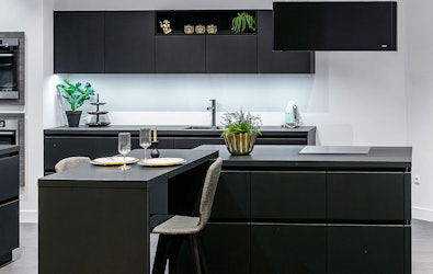 Strakke zwarte greeploze design showroomkeuken