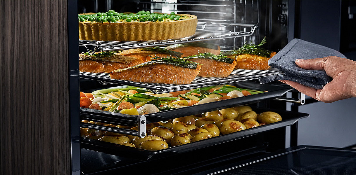 Zalm, groenten en quiche stomen op drie niveaus met fullSteam Plus in de Siemens combi-stoomoven
