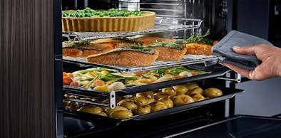 Zalm, groenten en quiche stomen op drie niveaus met fullSteam Plus in de Siemens combi-stoomoven