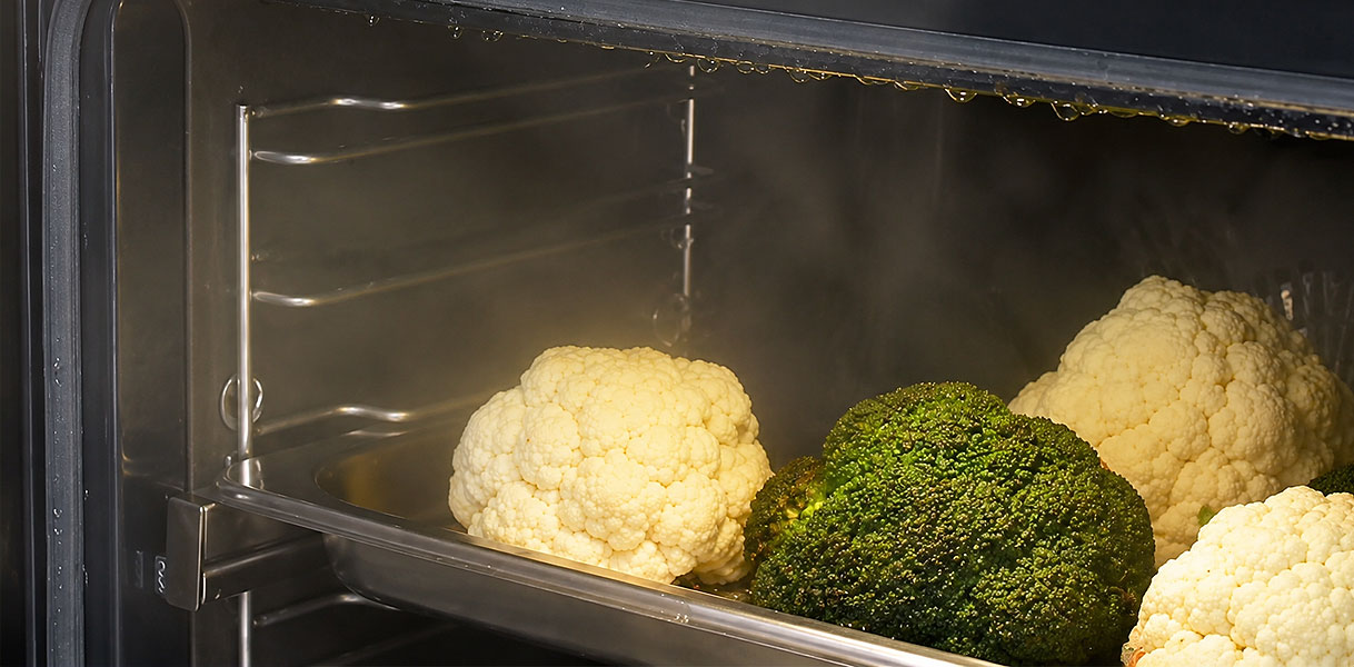 Bloemkool en broccoli garen met gepulseerde stoom via pulseSteam in de Siemens combi-stoomoven