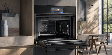 Siemens combimagnetron ingebouwd met open deur in moderne keuken met natuurstenen werkblad