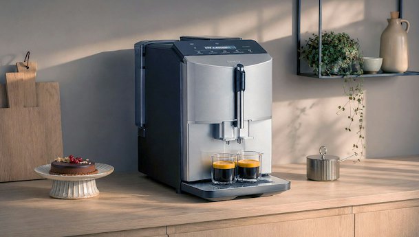 Siemens EQ.300 koffiemachine op een aanrecht met twee espresso's en een taart ernaast