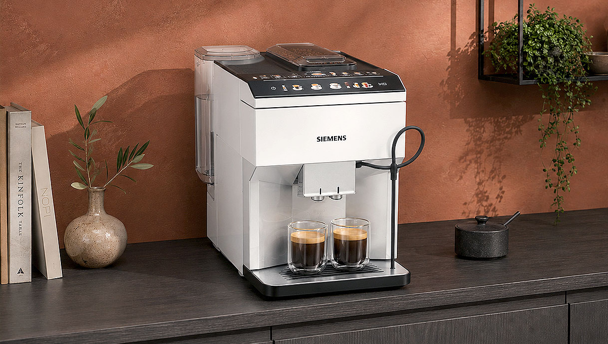Siemens EQ.500 koffiemachine met touchbediening op een aanrecht met twee espresso's eronder