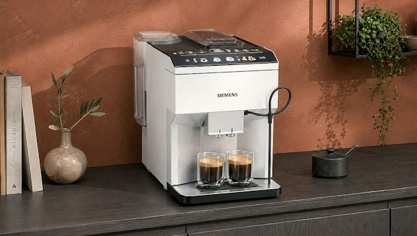 Siemens EQ.500 koffiemachine met touchbediening op een aanrecht met twee espresso's eronder