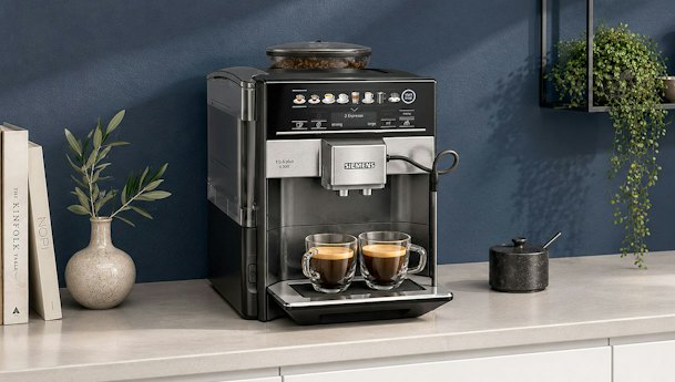 Siemens EQ.6 plus koffiemachine die twee espresso's zet met invoer voor bonen en gemalen koffie