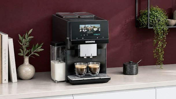 Siemens EQ.700 koffiemachine met TFT display en het grootste waterreservoir op een aanrecht
