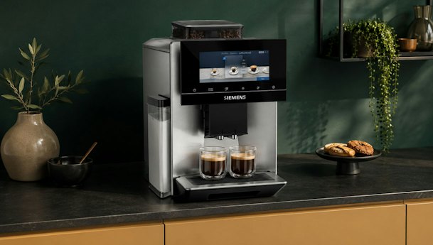 Siemens EQ.900 koffiemachine met geïntegreerd melkreservoir en touchdisplay op een aanrecht