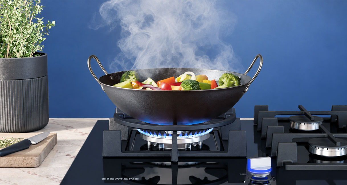 Siemens gaskookplaat met dampende wok op wokbrander