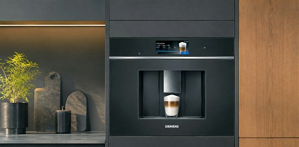 Siemens CT718 iQ700 inbouw koffiemachine in zwart naast een keukenwand met latte macchiato