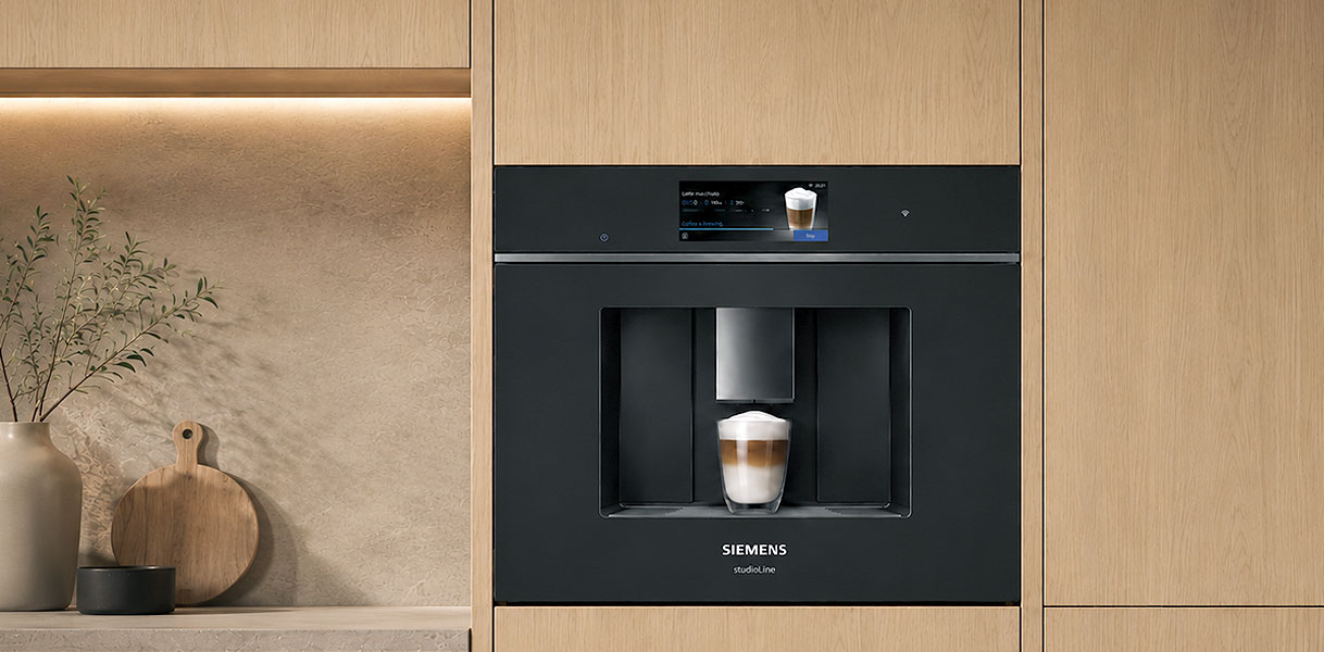 Siemens CT918L1D0 studioLine inbouw koffiemachine met vaste wateraansluiting in een keukenwand