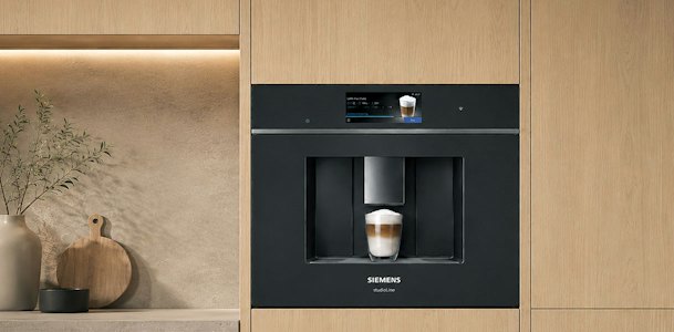 Siemens CT918L1D0 studioLine inbouw koffiemachine met vaste wateraansluiting in een keukenwand