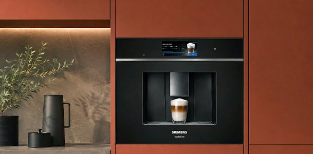 Siemens CT918 studioLine inbouw koffiemachine in mat zwarte afwerking naast een keukenwand