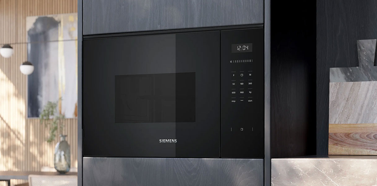 Siemens inbouw magnetron 38 cm met digitaal display en bedieningspaneel in donkere keukennis