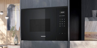 Siemens inbouw magnetron 38 cm met digitaal display en bedieningspaneel in donkere keukennis
