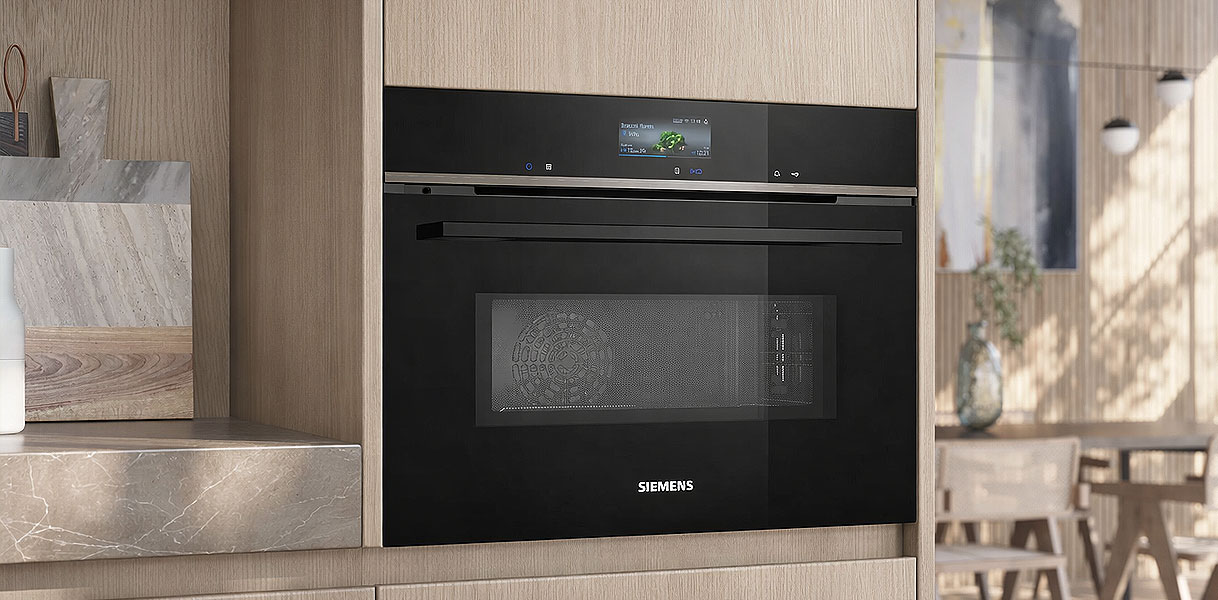 Siemens inbouw magnetron 45 cm met touchdisplay en receptsuggesties ingebouwd in donkere keukenkasten