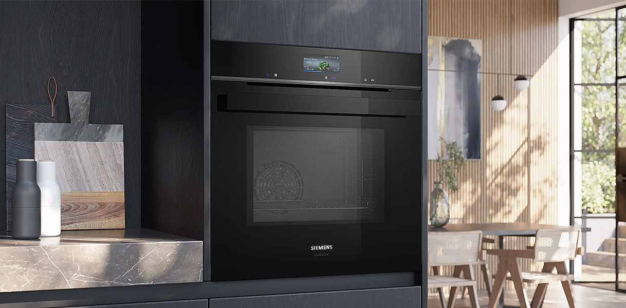 Siemens inbouw magnetron 60 cm met groot touchdisplay en receptgeleiding in donkere keukenkasten