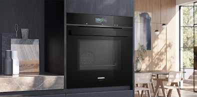 Siemens inbouw magnetron 60 cm met groot touchdisplay en receptgeleiding in donkere keukenkasten