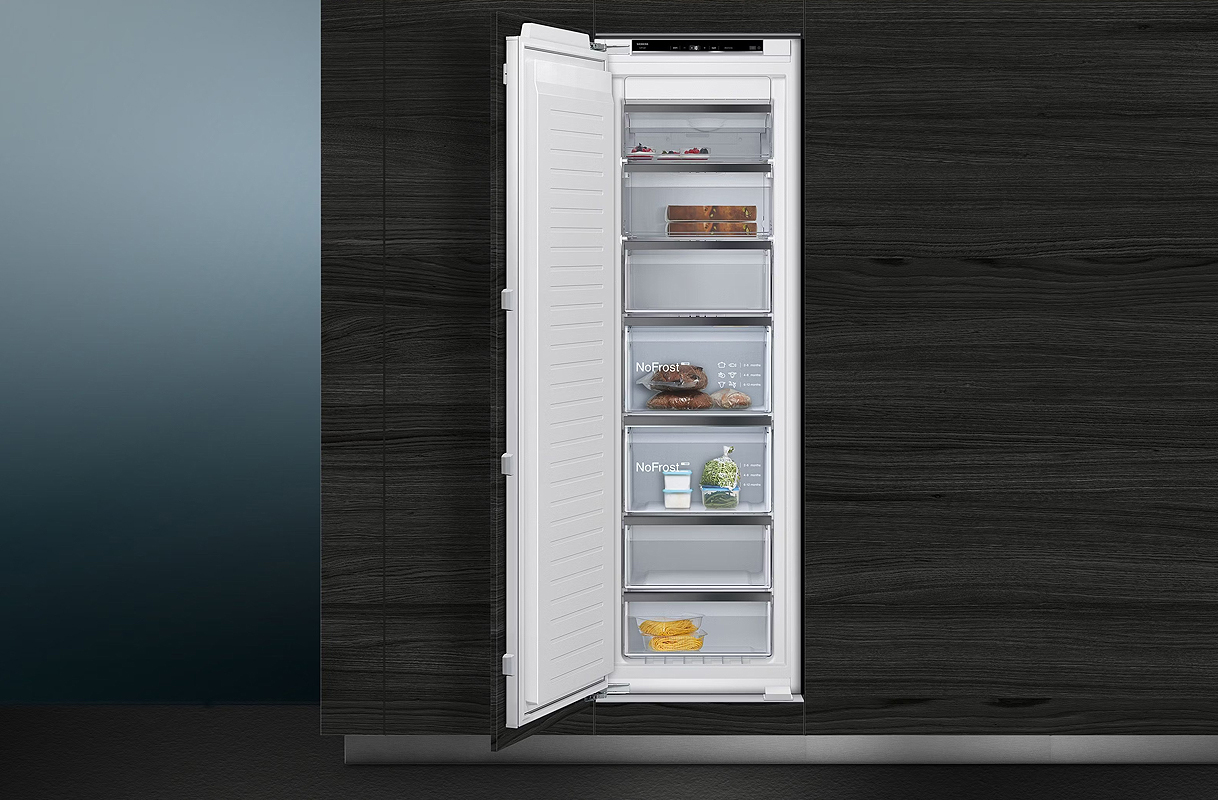 Siemens inbouw vriezer met open deur in een donkere moderne keuken