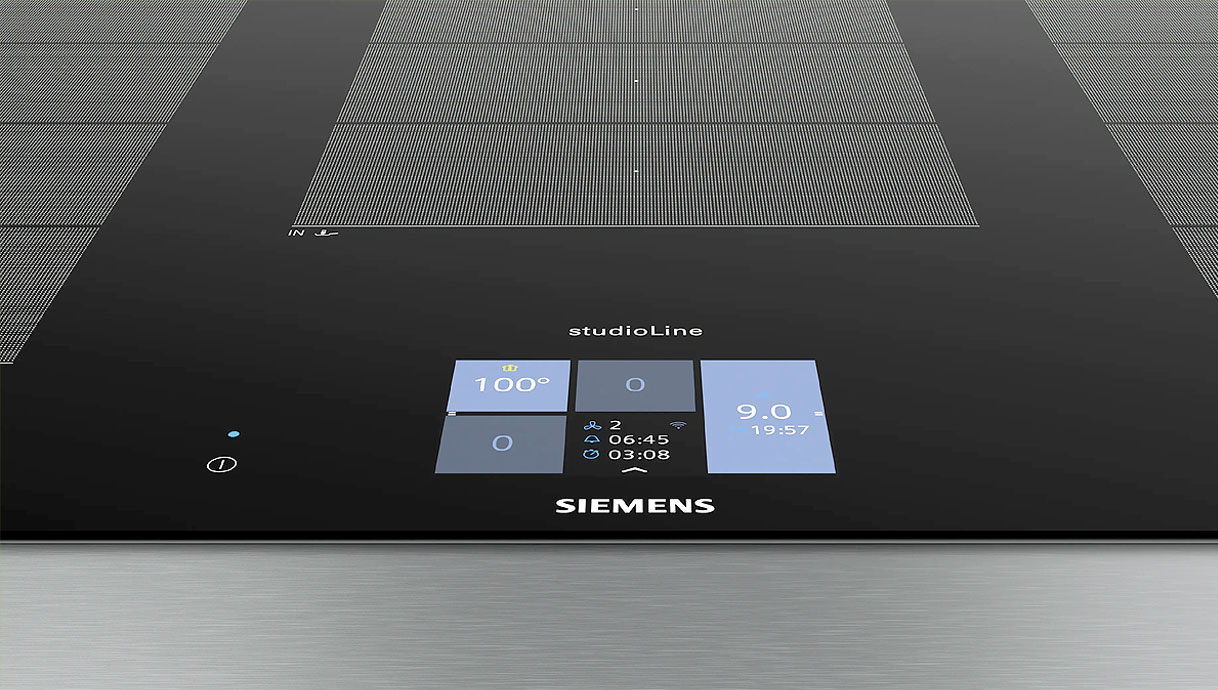 Bedieningspaneel met tiptoetsen en display op een Siemens inductie kookplaat uit de studioLine serie