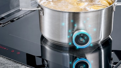 Kookpan op een Siemens inductie kookplaat met lichtsignalen die de cookConnect verbinding verbeelden