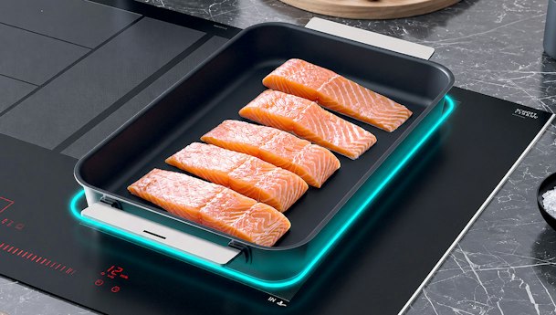 Braadslede met zalmfilets op de doorlopende flexInduction zone van een Siemens inductie kookplaat