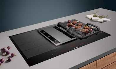 Het inductionAir systeem trekt kookdampen omlaag.