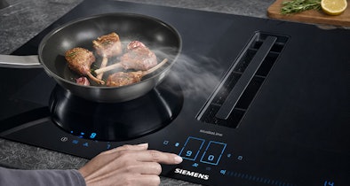 Siemens iQ700 studioLine inductiekookplaat met afzuiging en FlexZone met vlees in een pan