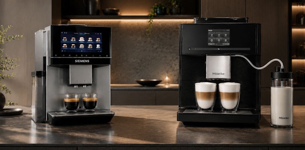 Siemens koffiemachine en Miele koffiemachine met bonen naast elkaar op een aanrecht