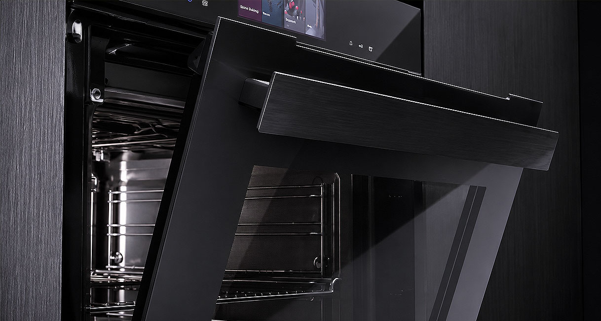 Geopende klepdeur van Siemens oven met gedempt softMove scharnier en touchdisplay