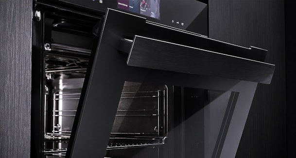 Geopende klepdeur van Siemens oven met gedempt softMove scharnier en touchdisplay