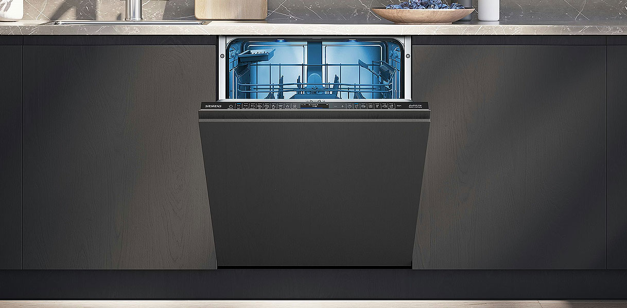 Geïntegreerde Siemens vaatwasser uit de studioLine designlijn in een moderne keuken