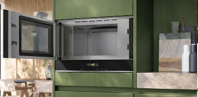 Siemens solo inbouwmagnetron in moderne keuken met groene kasten