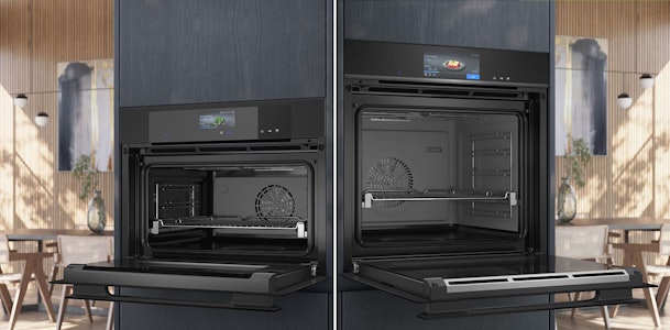 Geopende Siemens stoomovens van 45 en 60 cm hoog naast elkaar ingebouwd