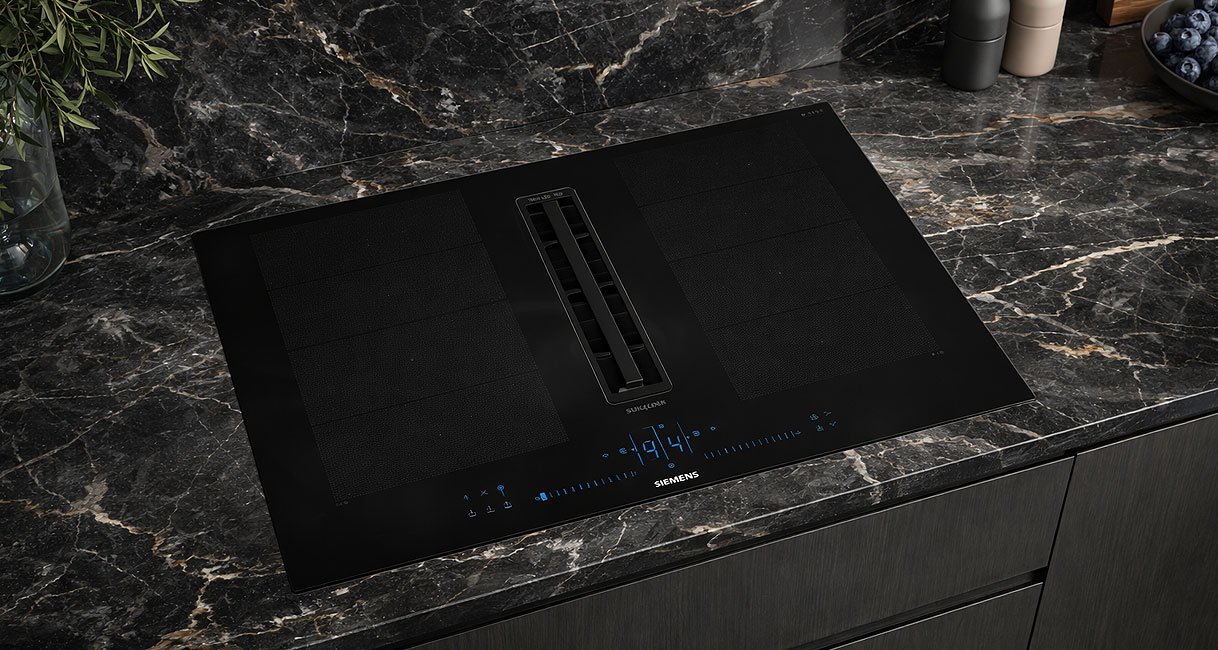 Siemens studioLine inductiekookplaat met afzuiging in premium design op een donker keukenblad