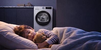 Kind slaapt rustig terwijl Siemens warmtepompdroger stilletjes op de achtergrond draait zonder overlast
