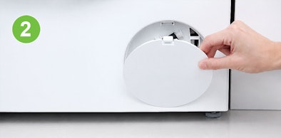 Hand opent het klepje rechtsonder aan de voorkant van een Siemens wasmachine bij storing E18
