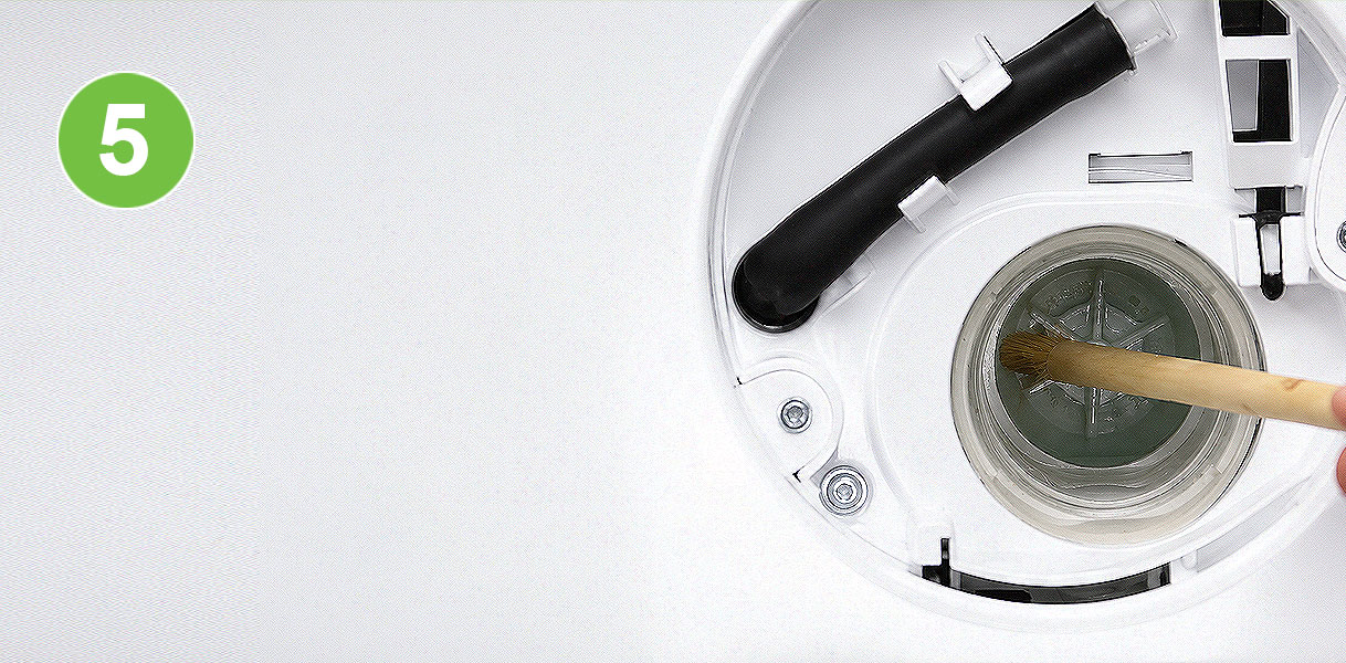 Filter en pomphuis van een Siemens wasmachine schoonmaken met een borsteltje