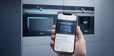 Siemens zwarte magnetron bediend via smartphone met Home Connect app voor slimme keukenapparatuur