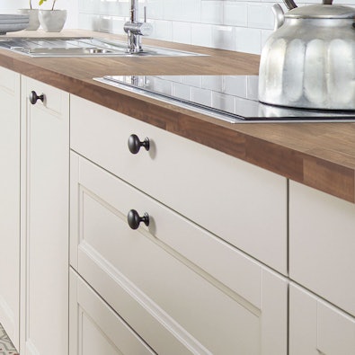 Kaderfronten met sierlijke zwarte knopgreepjes