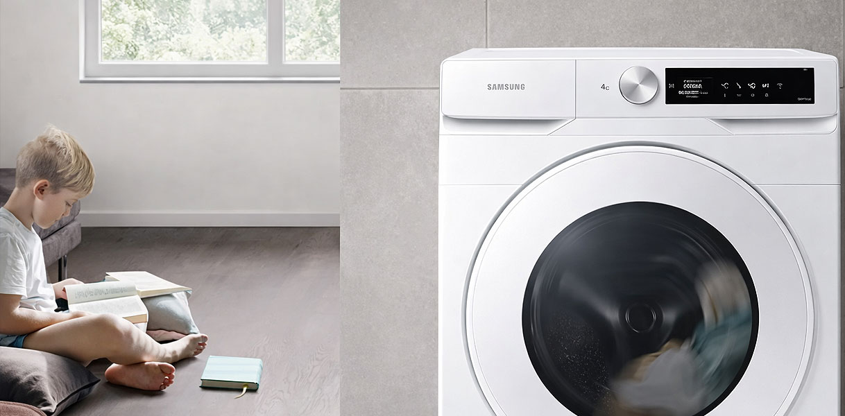 Kind dat rustig leest naast stille Samsung droger met Silent Dry technologie in open woonruimte