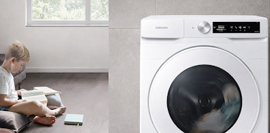 Kind dat rustig leest naast stille Samsung droger met Silent Dry technologie in open woonruimte