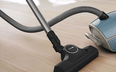 Lange slangen en buizen verminderen de zuigkracht door luchtweerstand. Elke meter extra lengte kost ongeveer 2-5% zuigkracht. Optimalisatie tips: Gebruik kortst mogelijke slanglengte Vermijd onnodig veel bochten in de slang Houd slangen en buizen vrij van deuken Controleer op verstoppingen bij verminderde prestaties