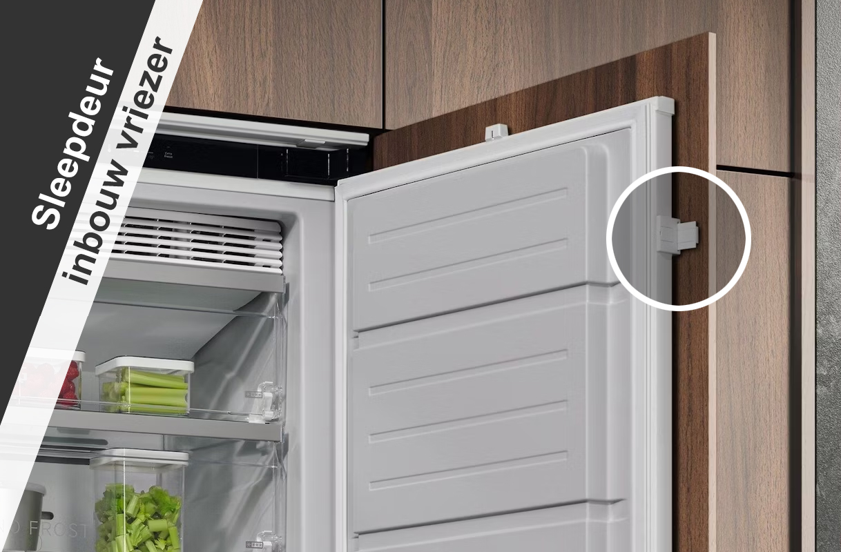 Sleepdeur mechanisme van een inbouw vriezer waarbij de keukendeur via een glijconstructie wordt meegetrokken