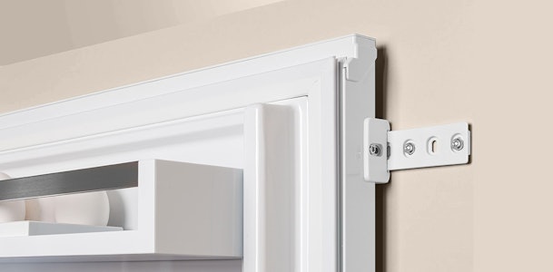 Sleepdeur systeem van een inbouw koelkast, waarbij het keukenfront via een geleider met de koelkastdeur is verbonden.