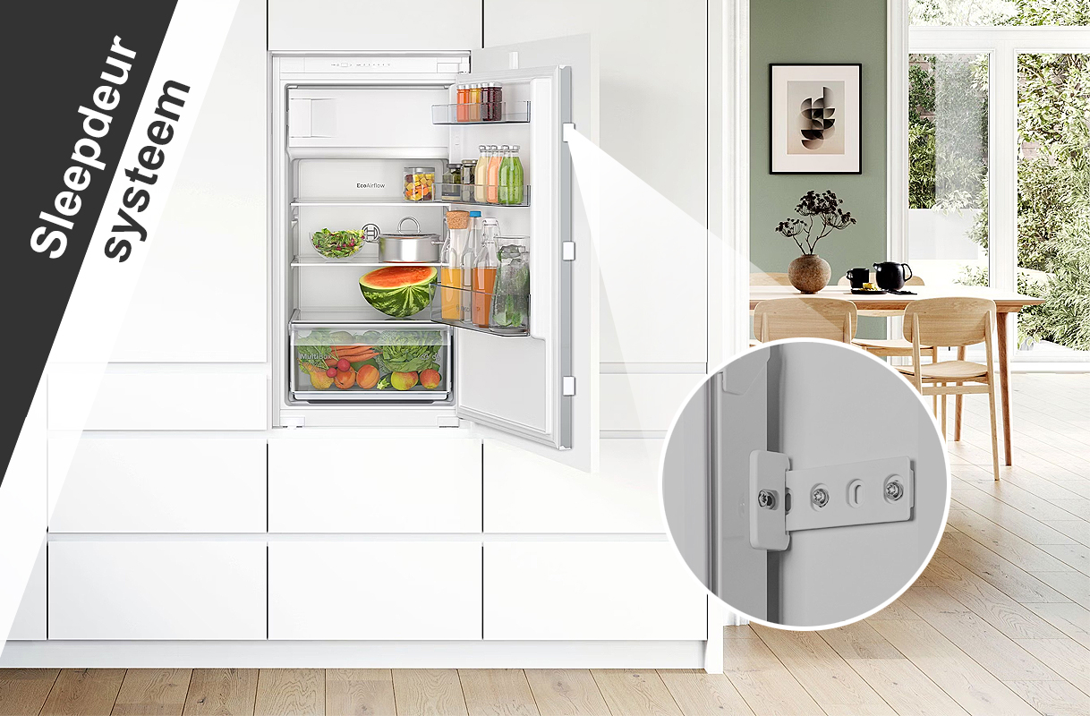 Sleepdeur systeem bij een inbouwkoelkast met glijbevestiging waarbij de keukendeur de koelkastdeur meeneemt
