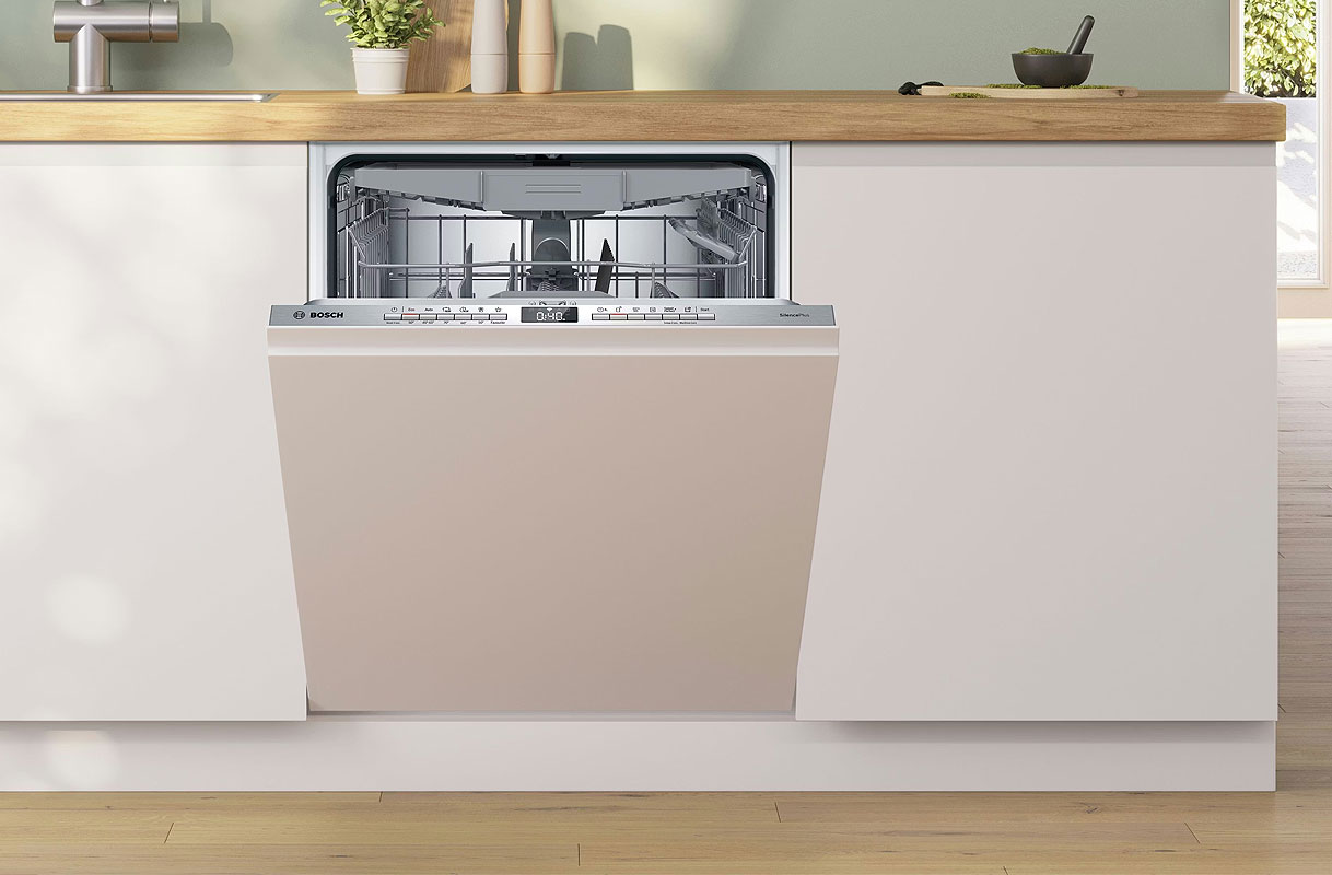 Bosch inbouw vaatwasser met sleepdeursysteem waarbij het frontpaneel omhoog schuift via geleiders bij het openen van de deur