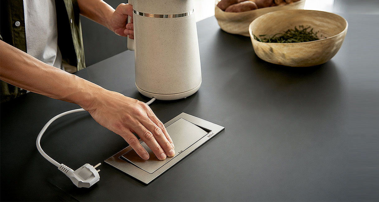 Geïntegreerd stopcontact in keuken werkblad met pop-up aansluiting voor keukenapparatuur